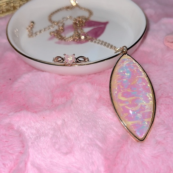 ✨ Iridescent Pendant Necklace with matching ring set💍 - Picture 4 of 8